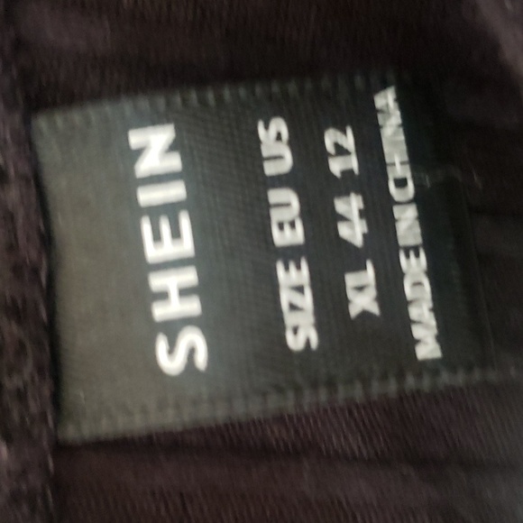 1 piece shirt and shorts zipper in the back - Picture 2 of 4